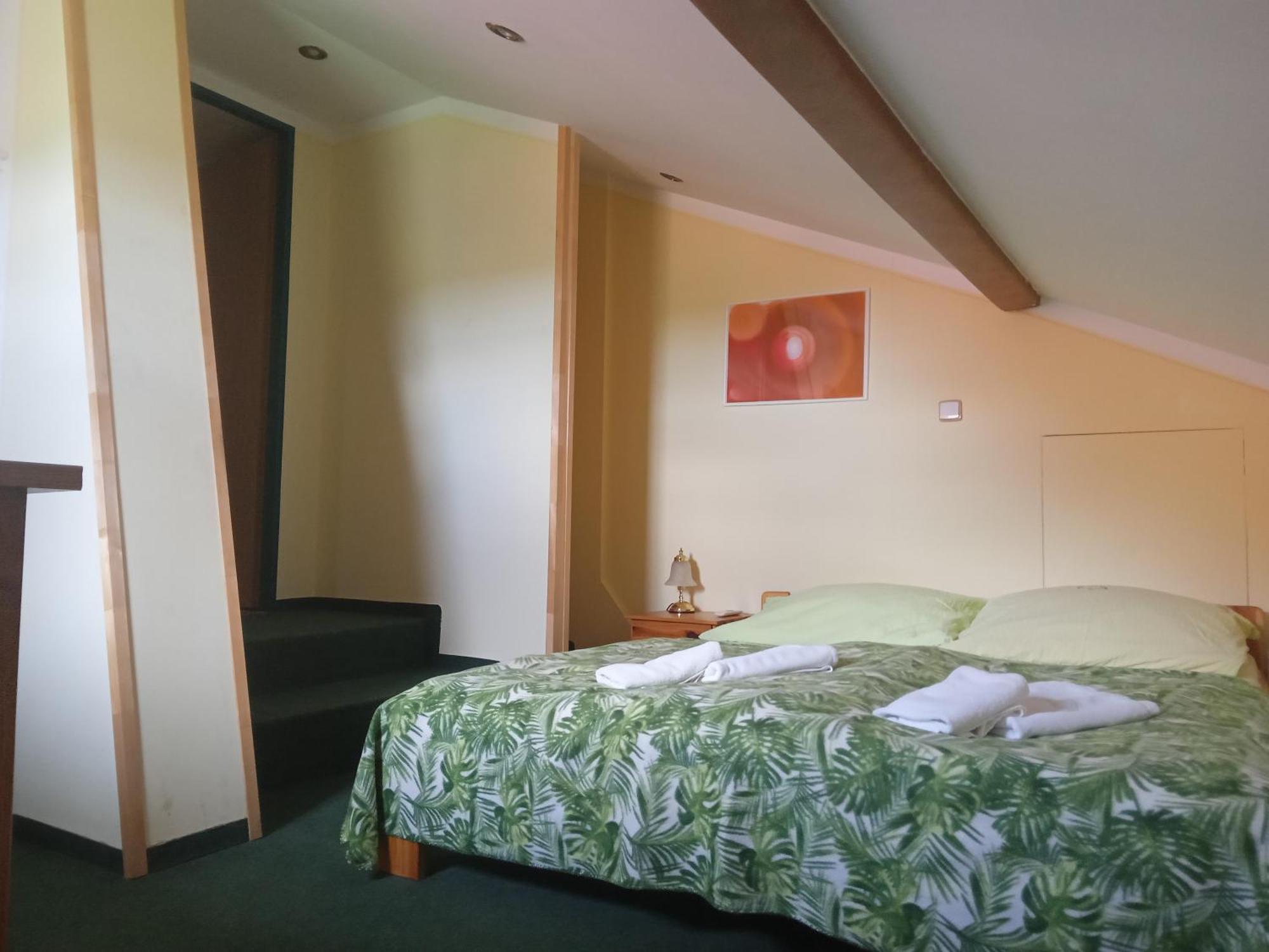 Hotel U Zeleného Stromu Hřensko Esterno foto